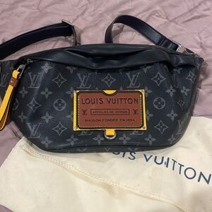 AUTHENTIC Louis Vuitton Discovery bumbag